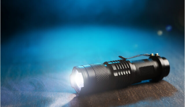 Taktik El Fenerleri: Polis ve Asker İçin En İyi Seçenekler