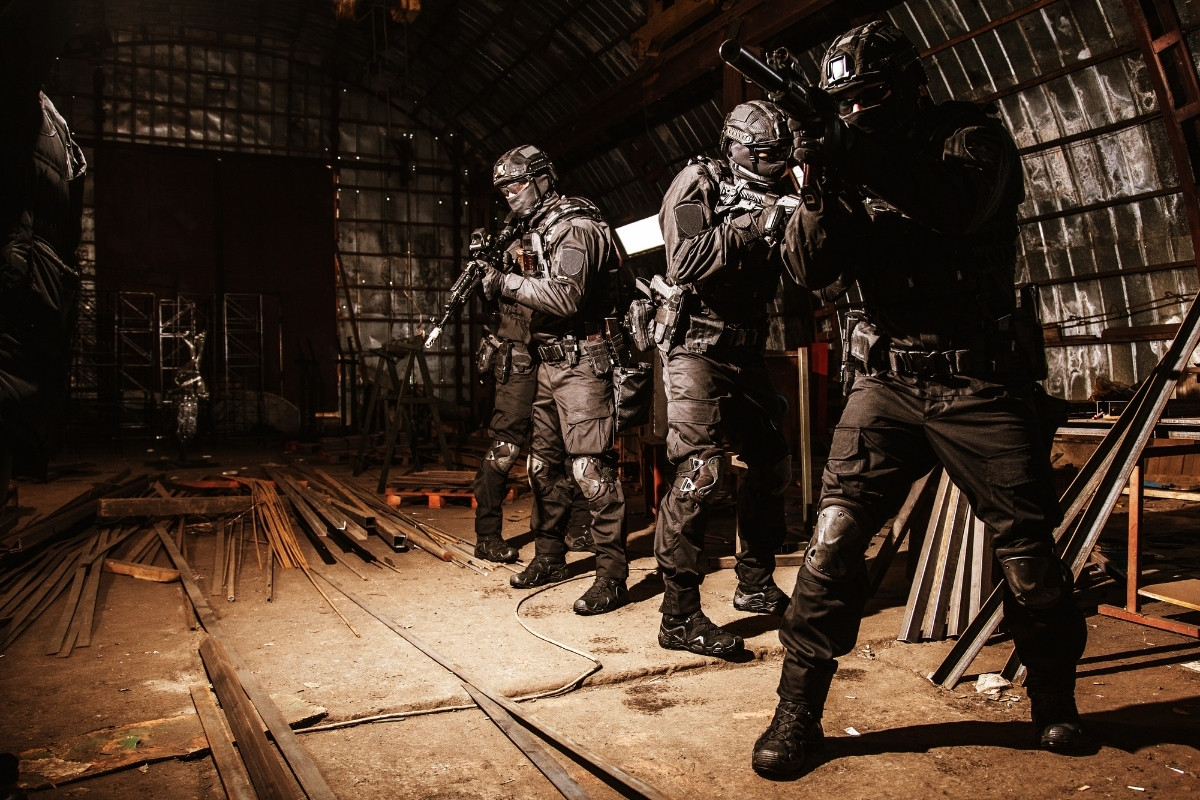 Polis ve Asker İçin En İyi Hareket Özgürlüğü Sunan Taktik Kıyafetler