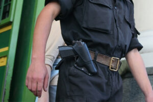 Silah Kılıfları: Güvenli Taşıma ve Kolay Erişim