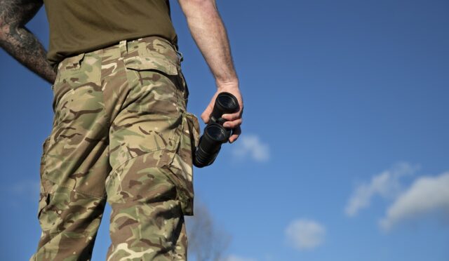 Taktik Pantolon Kombinleriyle Etkileyici Görünüm Elde Etme